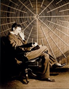 Nikola Tesla al lado de su bobina espiral