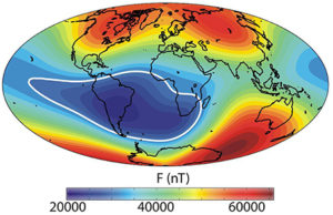 Intensidades del campo magnético registradas en 2015. Las zonas azuladas representan valores menores en el campo geomagnético.